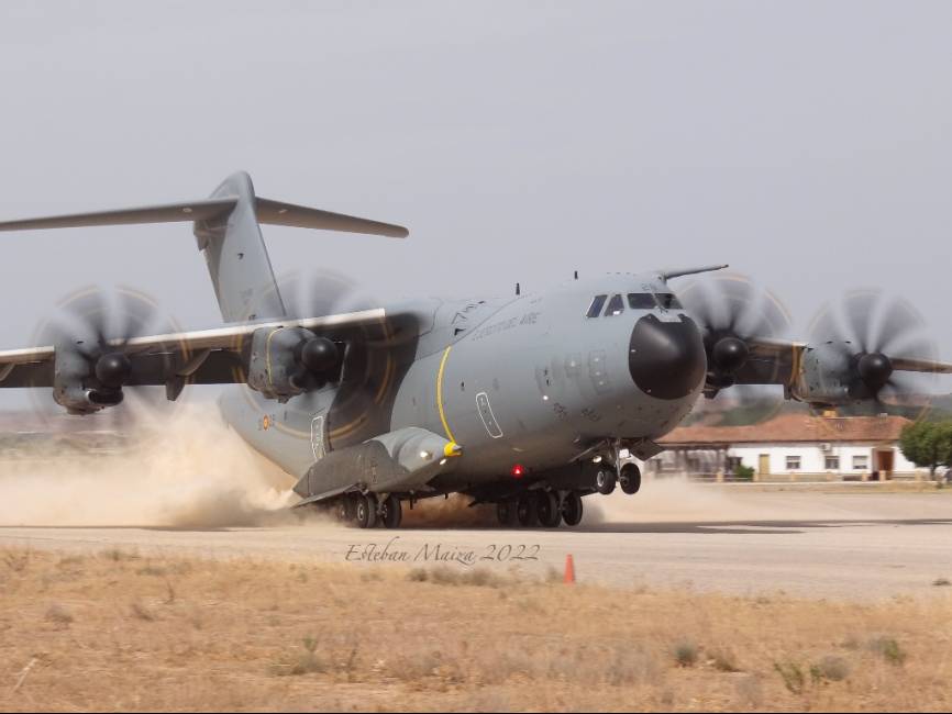 Un A-400M del Ejército del Aire y del Espacio ejecutando una toma de máximo esfuerzo en la pista no asfaltada de Ablitas, indicativo ‘MAMUT11’. (Esteban Maiza)