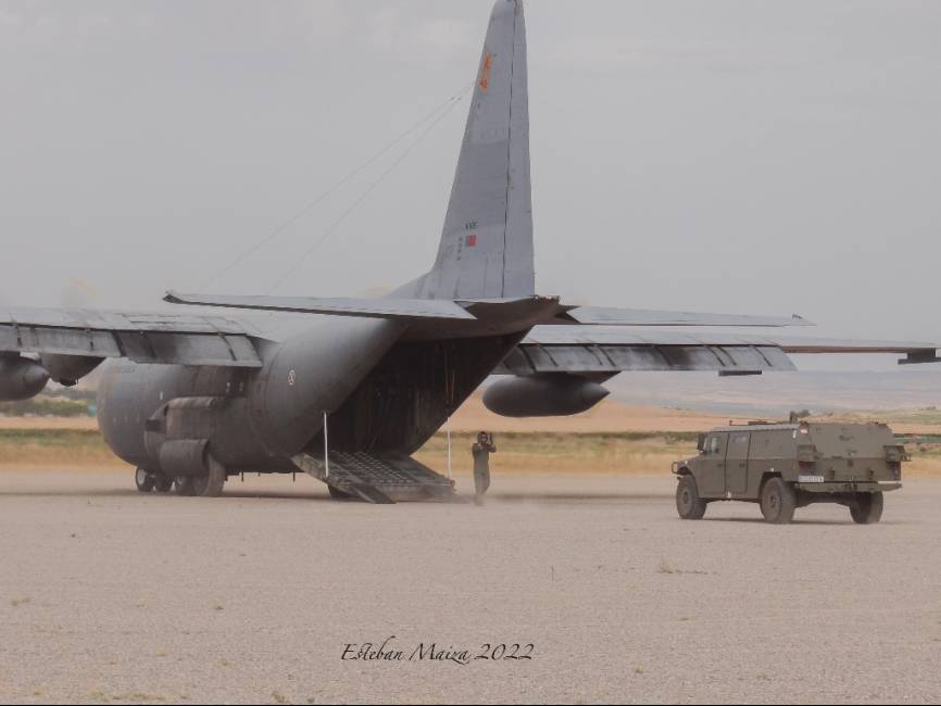 El C-130H Hércules de la Força Aérea Portuguesa efectuando una inserción de un VAMTAC con los motores en marcha, indicativo ‘BISON15’. (Esteban Maiza)