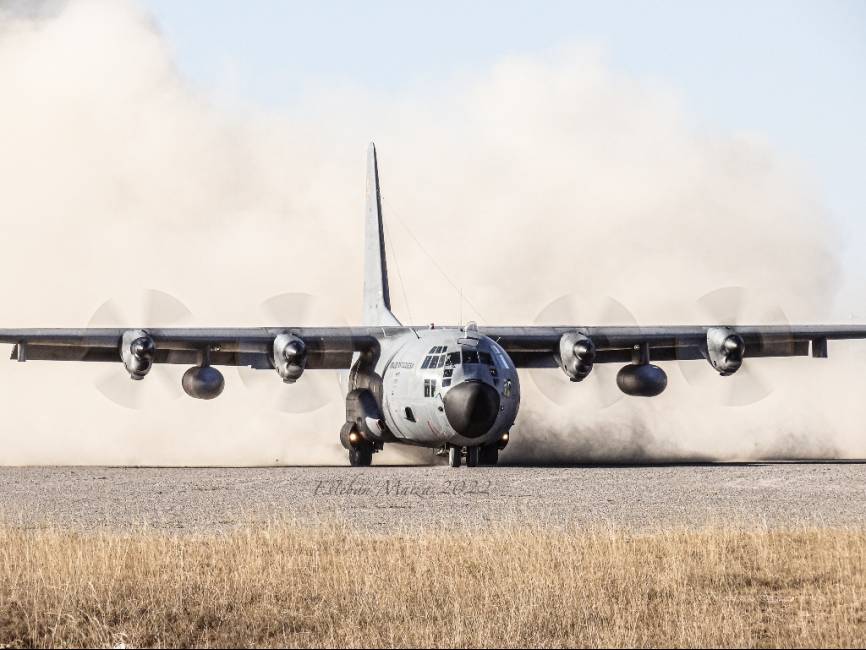 El ‘BISON15’ con los cuatro motores operando a máxima potencia en una maniobra conocida como ‘combat off-load’ o descarga de combate. (Esteban Maiza)