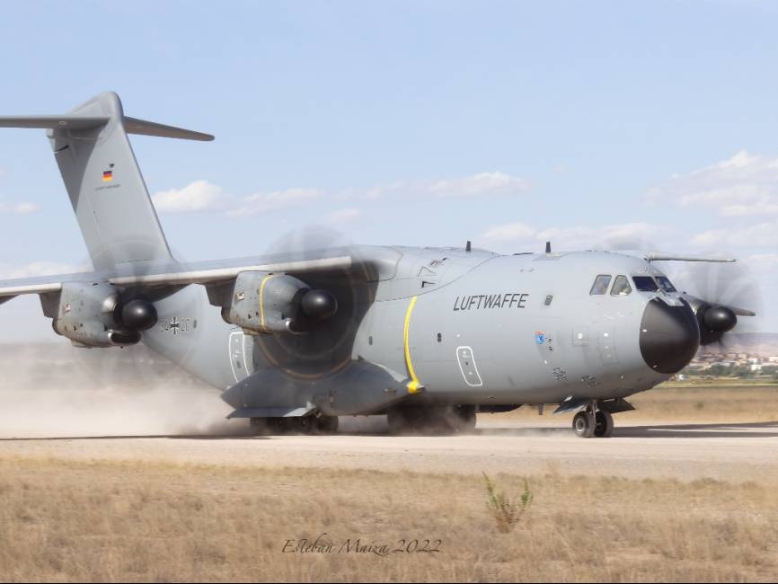 Un A-400M de la Luftwaffe alemana operando en la pista de tierra del aeródromo de Ablitas, indicativo ‘GRIZZLY12’. (Esteban Maiza)