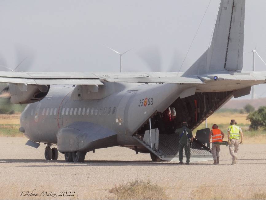 Un C-295 del Ejército del Aire y del Espacio efectuando una evacuación sanitaria simulada en conjunto con personal del EADA, indicativo ‘TUCÁN18’. (Esteban Maiza)