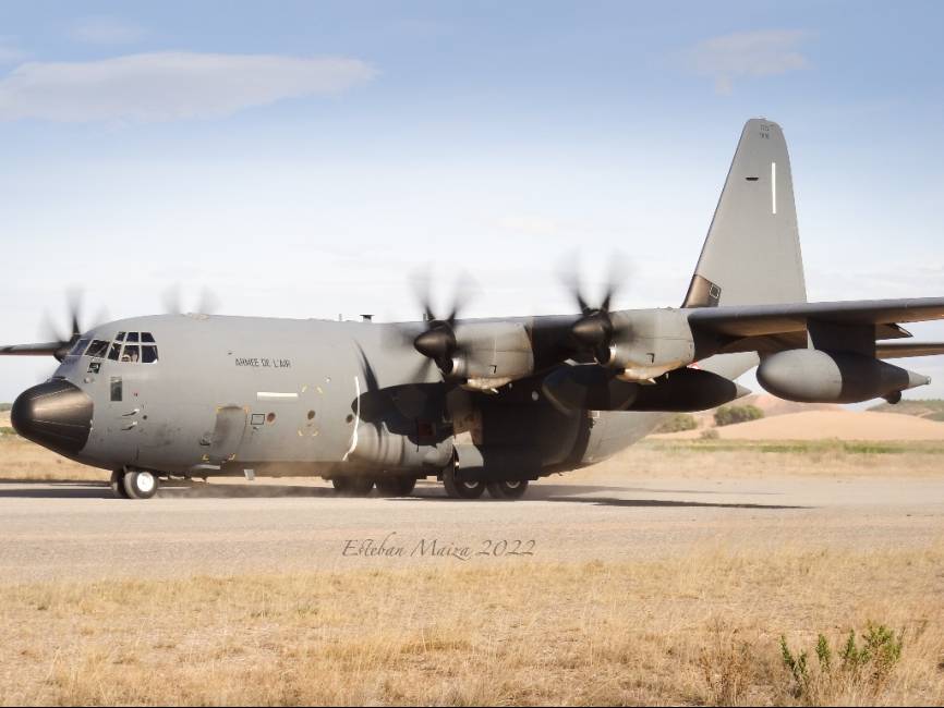 Un C-130J Súper Hércules del BATS en carrera de despegue tras descargar un paquete, indicativo ‘RHINO13’. (Esteban Maiza)