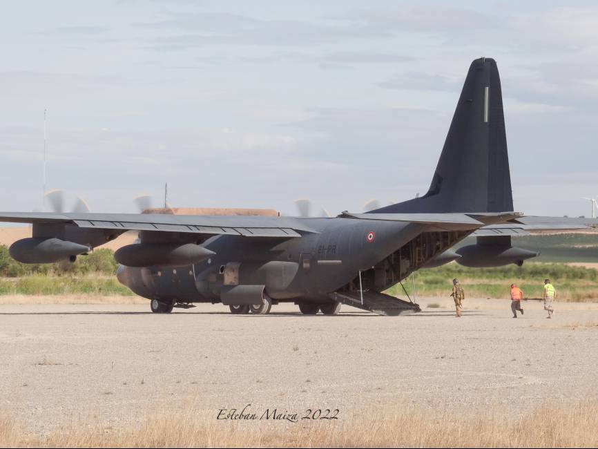 El ‘RHINO13’ efectuando una evacuación sanitaria simulada en conjunto con personal del EADA como parte de su misión del día. (Esteban Maiza)