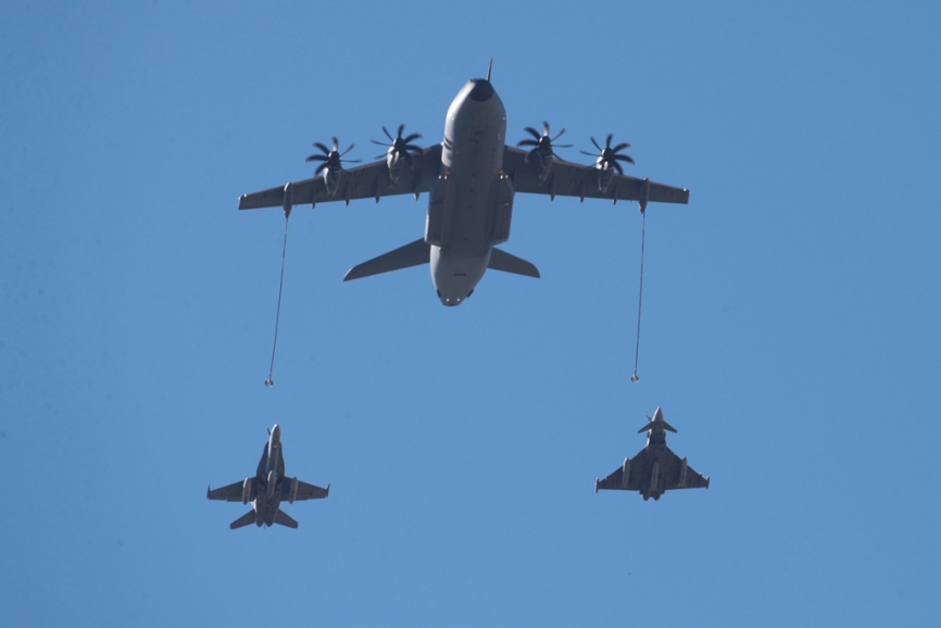 Un Airbus DS A400M simulando repostar en el aire a un Eurofighter (derecha) y un EF-18M. (Julio Maíz)
