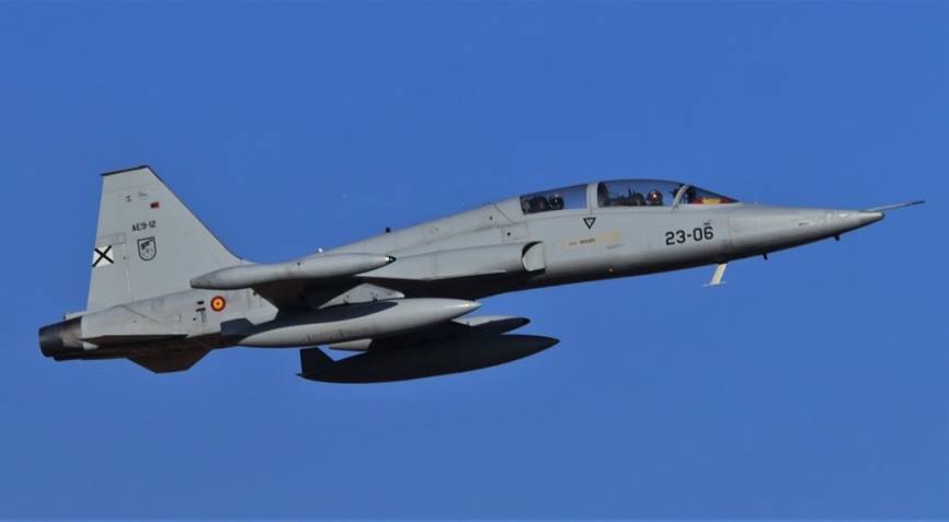 Otro clásico de los desfiles del 12 de octubre es el entrenador F-5M (Julio Maíz)