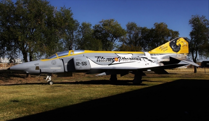 Imagen del McDonnell Douglas (hoy Boeing) RF-4C Phantom II recientemente pintado con una decoración especial. (Julio Maíz Sanz)
