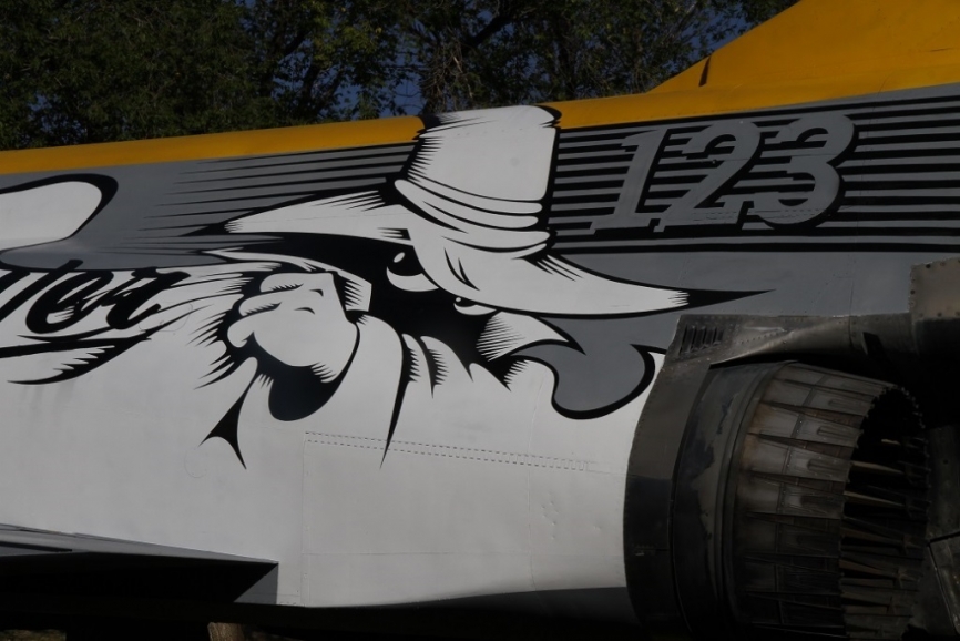 Uno de los detalles pintados a ambos lados del fuselaje es “personaje” anglosajón que representaba el Phantom. (Julio Maíz Sanz)