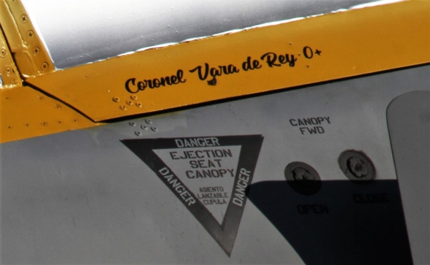 En la cúpula de la cabina del avión se recuerda al coronel Vara de Rey, que fue el último Comandante del 123 Escuadrón, cuando era Comandante.(Julio Maíz Sanz)