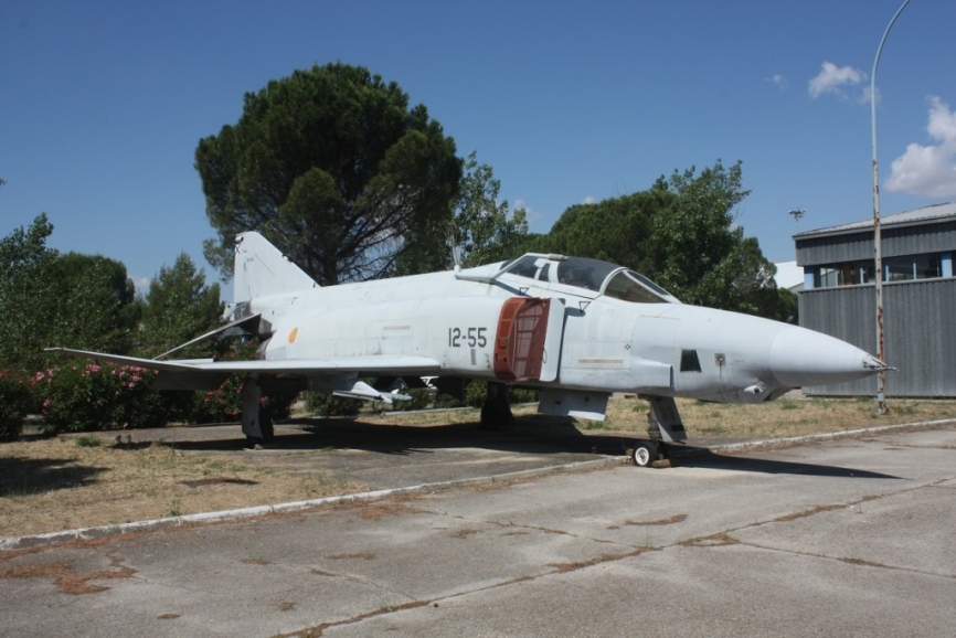 El RF-4C matriculado como CR.12-46 12-55, ahora decorado especialmente, llevaba varios años guardado en la sede del Ala 12. (foto Enrique Cortes)