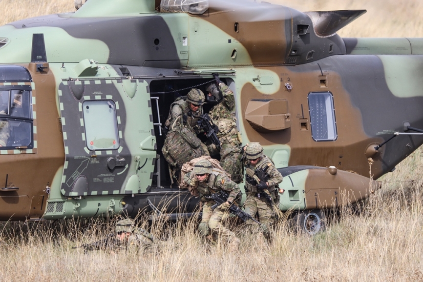 Miembros de la BRIPAC descendiendo de un NH90 de las FAMET, en el CENAD de Chinchilla. (Rubén Galindo)