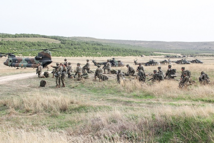 Fuerzas del Regimiento “Nápoles” nº 4 de la BRIPAC esperan el momento de embarcar en los helicópteros. (Rubén Galindo)