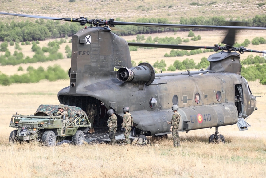 Un vehículo MM-1A Mk-2 “Falcata” de la firma Einsa siendo embarcado en un helicóptero CH-47D de las FAMET. (Rubén Galindo)