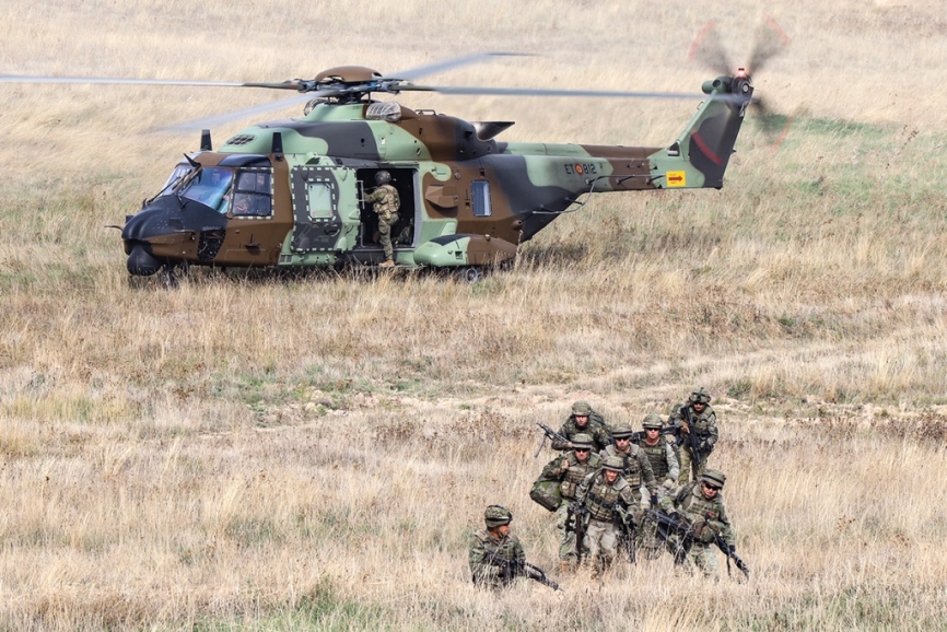 Un grupo de miembros de la BRIPAC avanzan tras descender de un NH90. (Rubén Galindo)