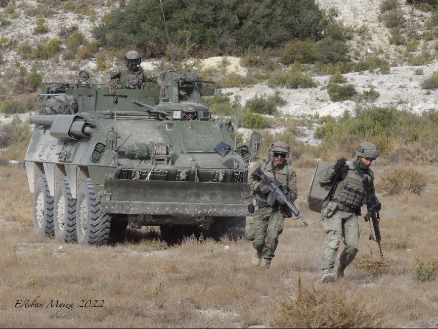 Zapadores del RING 1 durante un entrenamiento de apertura de brecha con un blindado BMR de fondo. (Esteban Maiza)