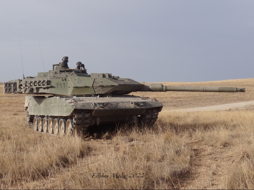 Un carro de combate Leopard 2E en posición defensiva. (Esteban Maiza)