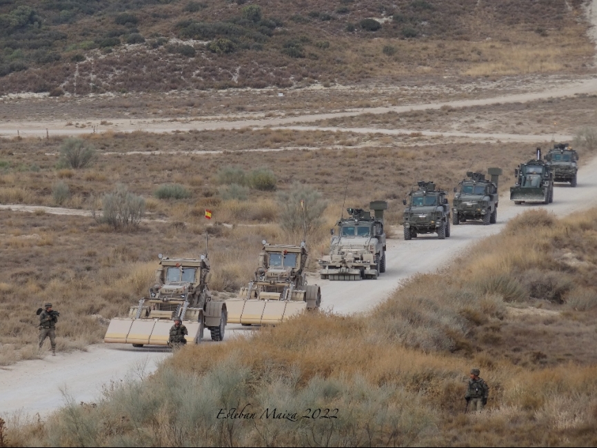 Convoy de vehículos del RING 1 con medios para la detección y desactivación de artefactos explosivos improvisados. (Esteban Maiza)