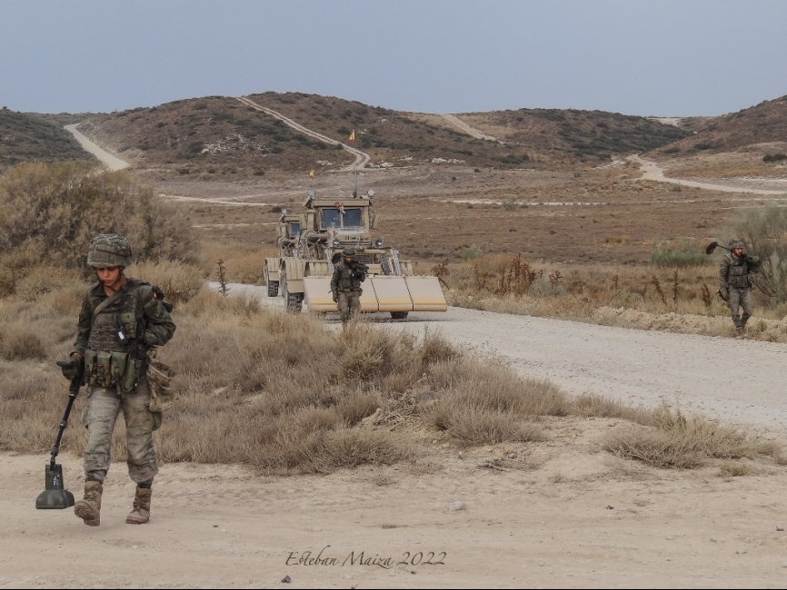 Miembros del Regimiento de Ingenieros número 1 (RING 1) durante un ejercicio de limpieza de rutas contra artefactos explosivos improvisados (IED). (Esteban Maiza)