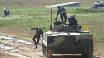 Los 3 tripulantes de un BMP-3 lo abandonan, aunque el vehculo sigue movindose y disparando gracias a un reciente sistema de control que se observa en un mdulo y antena en el costado izquierdo de la torre (foto Octavio Dez Cmara).