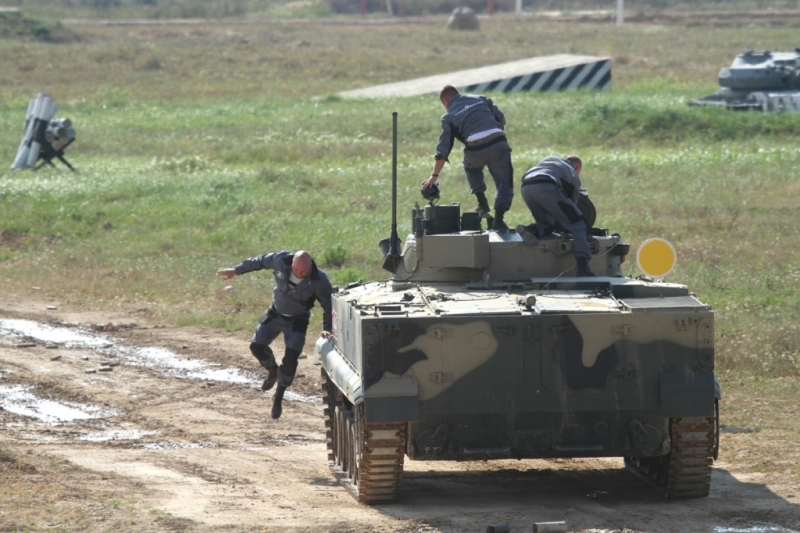 Los 3 tripulantes de un BMP-3 lo abandonan, aunque el vehículo sigue moviéndose y disparando gracias a un reciente sistema de control que se observa en un módulo y antena en el costado izquierdo de la torre (foto Octavio Díez Cámara). Los 3 tripulantes de un BMP-3 lo abandonan, aunque el vehículo sigue moviéndose y disparando gracias a un reciente sistema de control que se observa en un módulo y antena en el costado izquierdo de la torre (foto Octavio Díez Cámara).