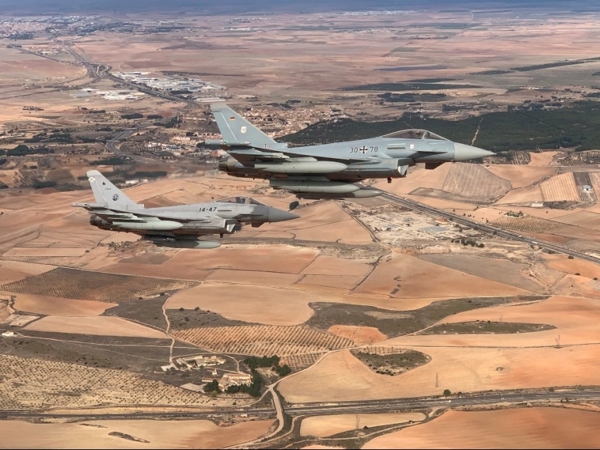 Uno de los Eurofighter alemanes participantes, volando sobre la Mancha en formación con otro español del Ala 14. (foto Luftwaffe)