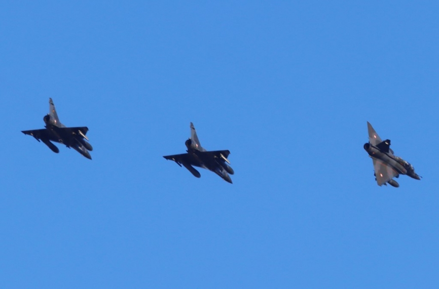 Tres de los Mirage 2000D franceses participantes, rompiendo la formación tras un inicial.