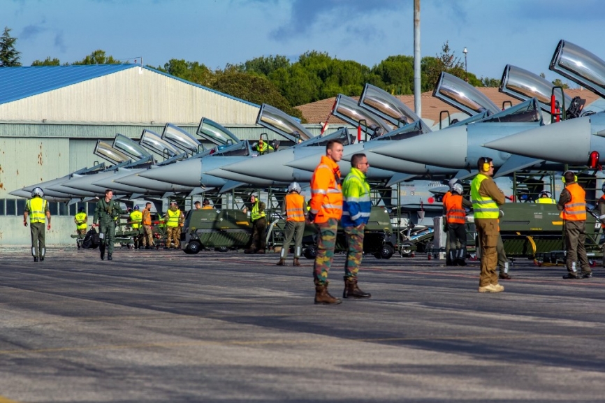 La abarrotada plataforma de Albacete, poco antes de salir la misión. (foto NATO AIRCOM)