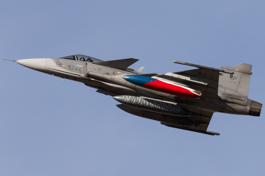 Uno de los vistosamente decorados Saab JAS-39C “Gripen” de la Fuerza Aérea de Chequia. (foto Javier Sanchéz)