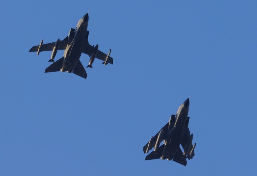 Curiosa imagen de dos “Tornado” de la Luftwaffe, con sus alas variables en distintas posiciones.