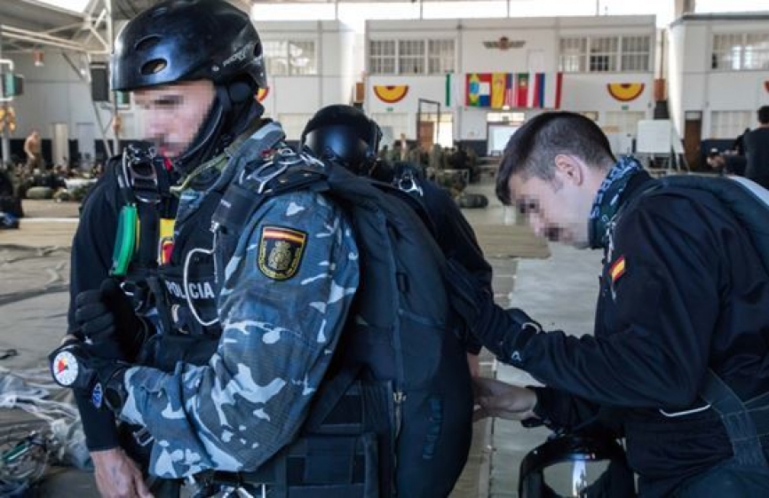 Estos nuevos uniformes vienen a sustituir los ya anticuados uniformes de camuflaje utilizados por el grupo para entrenar, actos protocolarios y situaciones en las que deben ser identificados y diferenciados del reto de agentes del CNP
