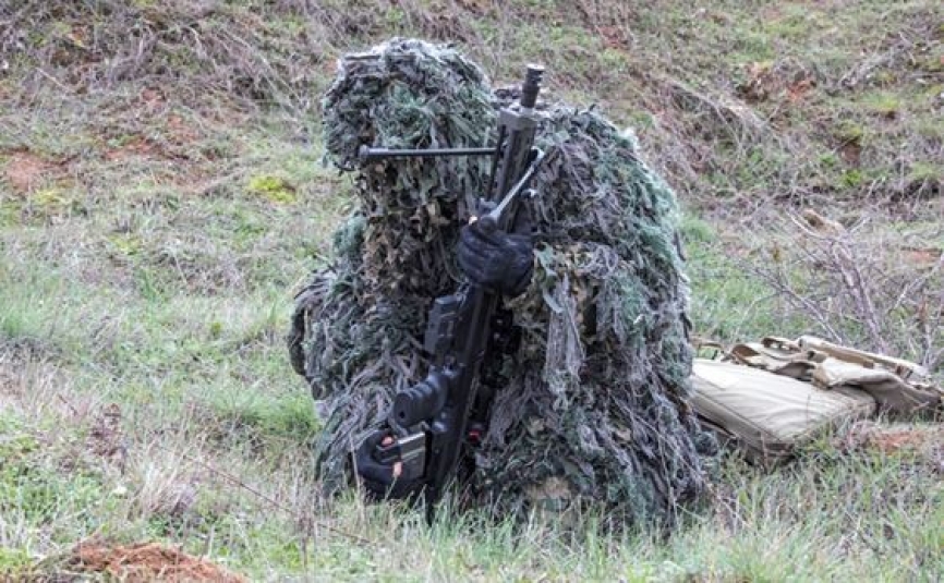 Tirador selecto vistiendo un traje ghillie