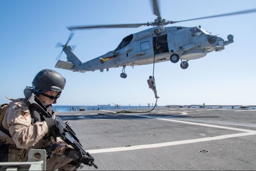 Infantes de Marina del Tercio Norte descienden de un SH-60B de la Décima Escuadrilla.