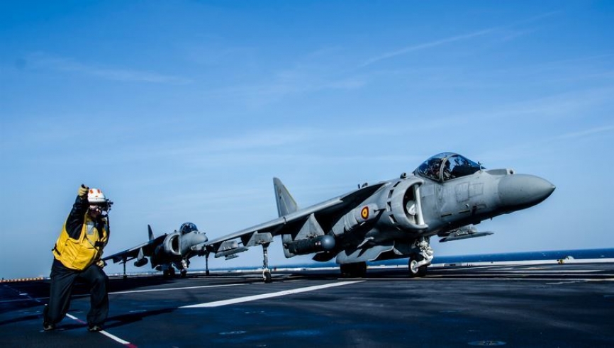 Dos AV-8B Harrier II de la Novena Escuadrilla a punto de despegar desde el buque anfibio “Juan Carlos I”.