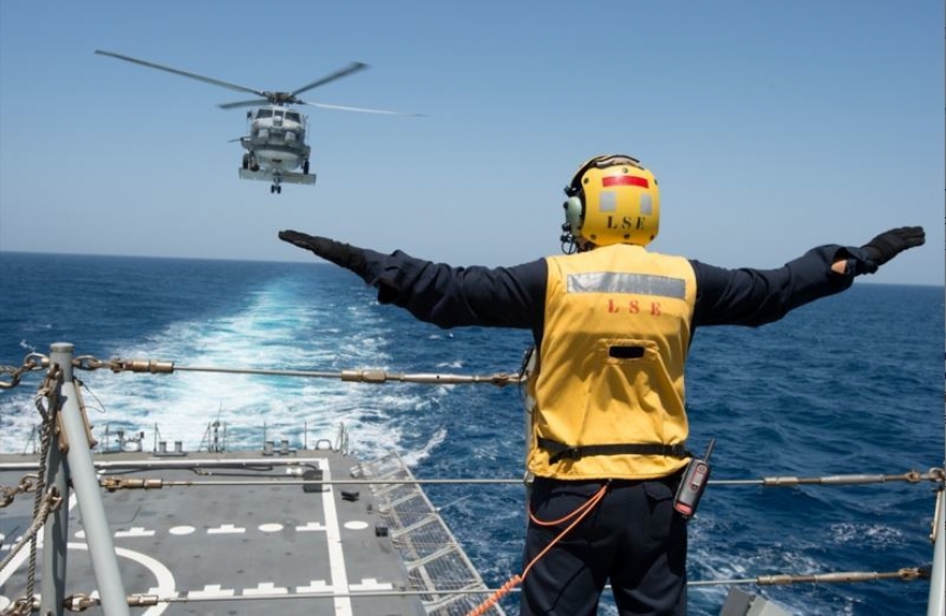 Un helicóptero SH-60B a punto de tomar en la plataforma de vuelo de un navío de la Armada.
