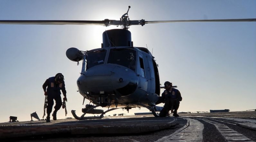 Uno de los helicópteros AB-212 de la Tercera Escuadrilla de la Armada en la cubierta de vuelo de un navío.