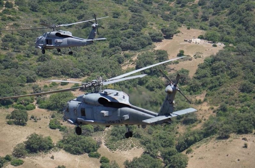 En primer plano un Sikorsky MH-60R de la US Navy, material que podría llegar en unos años a la FLOAN.