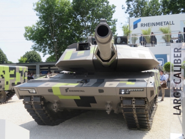 KF-51 “Panther”, la apuesta de Rheinmetall con un diseño innovador que también podría ser válido para las futuras necesidades europeas (foto Octavio Díez Cámara). KF-51 “Panther”, la apuesta de Rheinmetall con un diseño innovador que también podría ser válido para las futuras necesidades europeas (foto Octavio Díez Cámara).