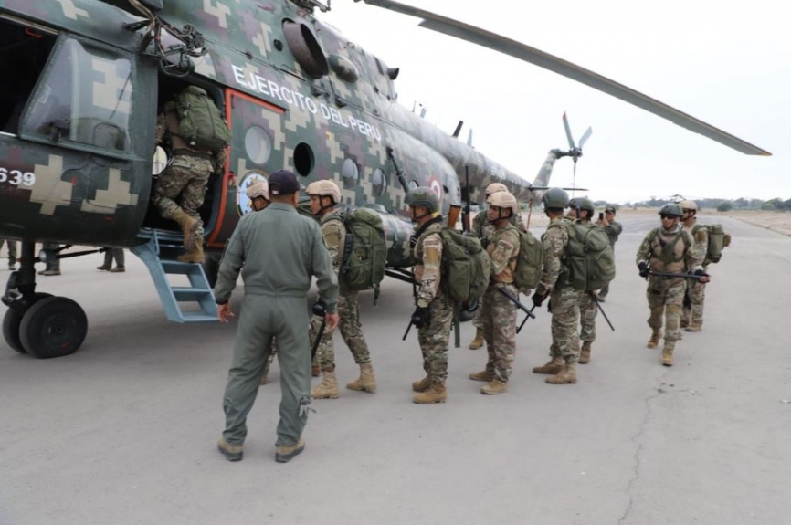 Uno de los Helicopteros de Transporte y Combate Mi-17-1B de la Aviacion del Ejercito que se encargo de trasladar a efectivos de la 1ra. Brigada de Fuerzas Especiales a los sectores bloqueados de la carretera.