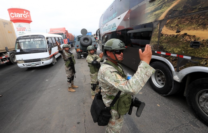 Efectivos de la 1ra Brigada de Fuerzas Especiales controlado el pase de vehículos de carga y transporte.