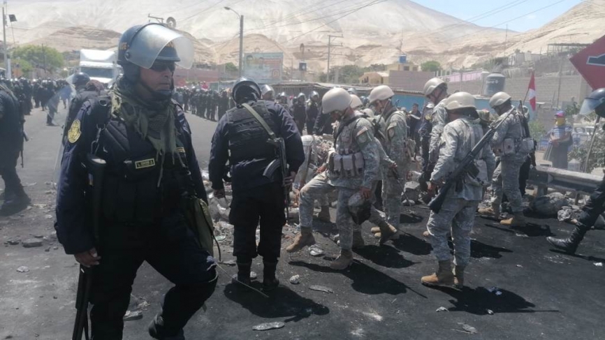 La Policia Nacional, apoyada por la III Division de Ejercito, desbloqueando el puente Camaná, ubicado en la Panamericana Sur (Arequipa), a fin de garantizar el libre tránsito vehicular en este tramo de la red vial.