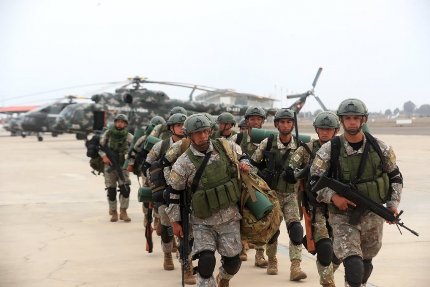 Efectivos de la 1ra Brigada de Fuerzas Especiales arribando a la Base Aerea “Capitan Renan Elias Olivera” (Pisco).