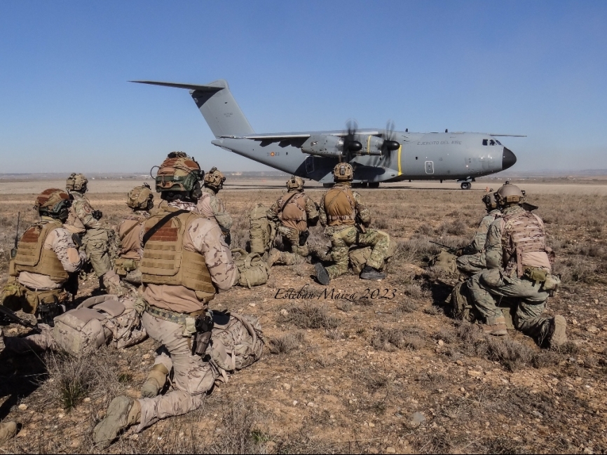 Operadores del EZAPAC y el EADA en posición de seguridad esperando a embarcar en el A-400M del Ala 31 durante la misión de Personal Recovery.