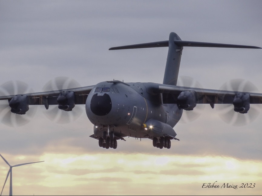 Un A-400M del Ala 31 a punto de efectuar una toma de máximo esfuerzo durante el ejercicio.