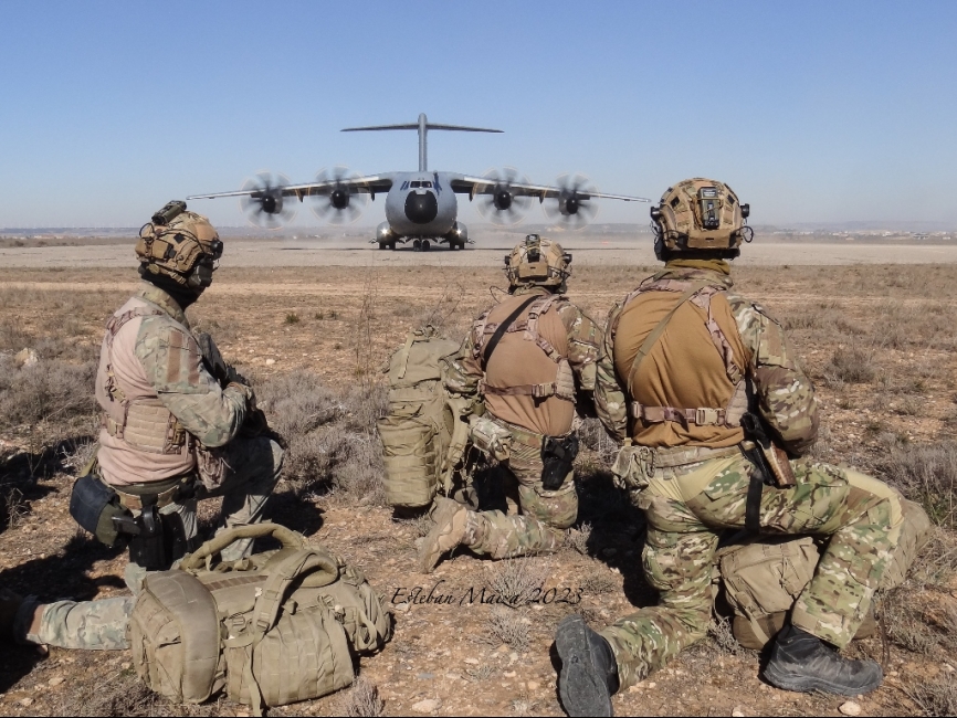 Un A-400M rodando por la pista de tierra de Ablitas para recuperar a los operadores del EZAPAC y EADA de la práctica SERE.