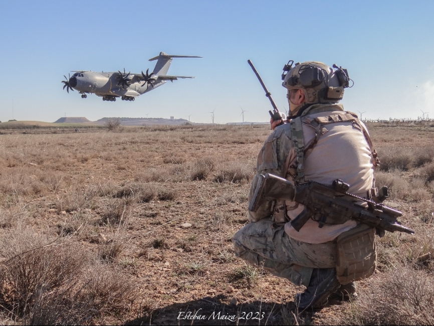 Un operador del EZAPAC miembro del Combat Control Team (CCT) supervisando la toma de máximo esfuerzo del A-400M en pista de tierra.