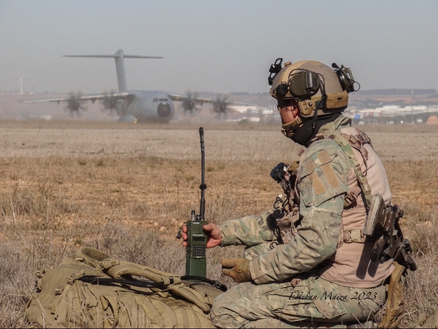Un CCT del EZAPAC coordinando la operación recuperación vía radio con la tripulación del Ala 31.