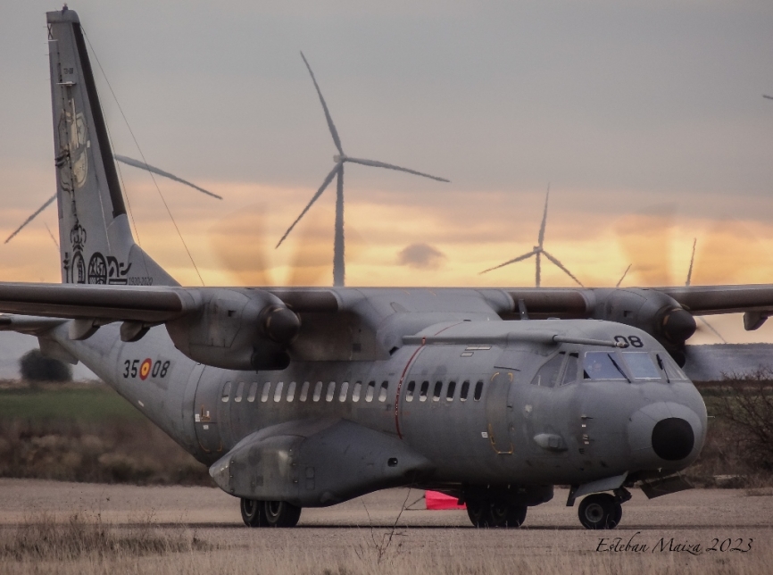 Un C-295 del Ala 35 operando en pista de tierra.