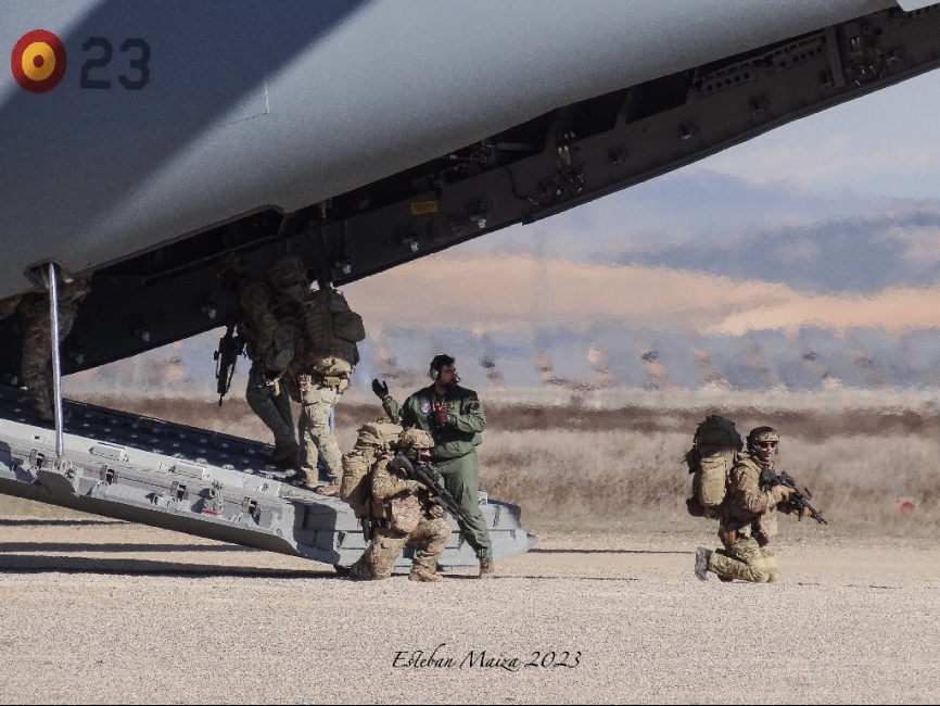 Operadores del EADA y EZAPAC embarcando en el A-400M mientras dos miembros del equipo les proporcionan seguridad.