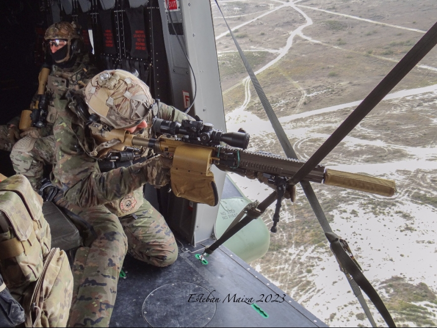 Un operador de la UOE II, la unidad de élite dentro del MOE, apuntando con un rifle G28 desde el NH-90.