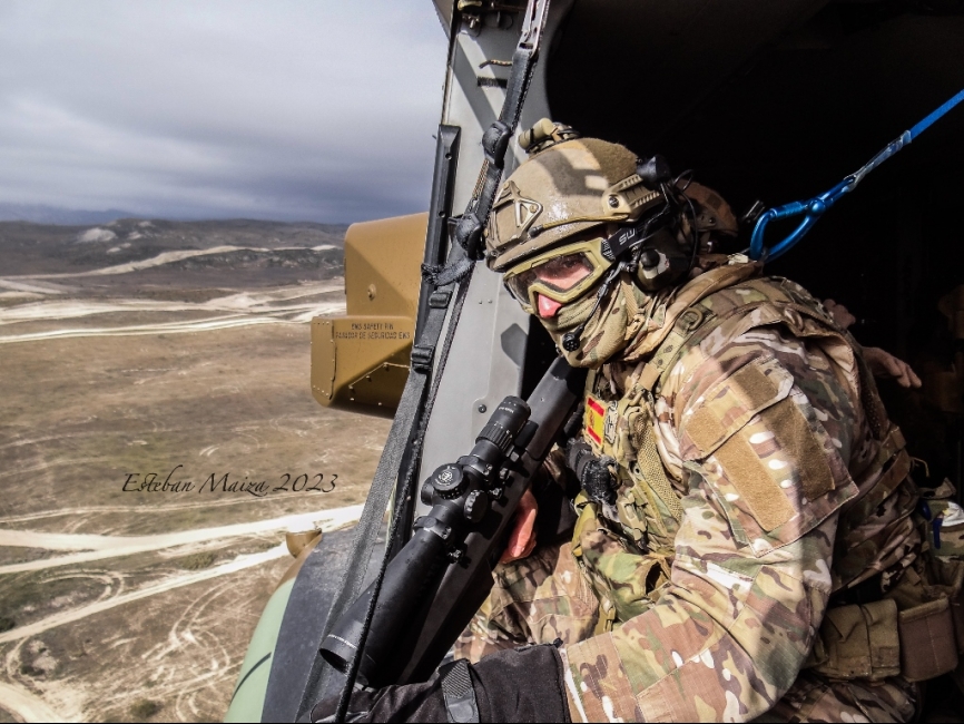 Un operador del MOE buscando con la vista su objetivo instantes antes de efectuar el disparo de precisión con el Barrett M82.