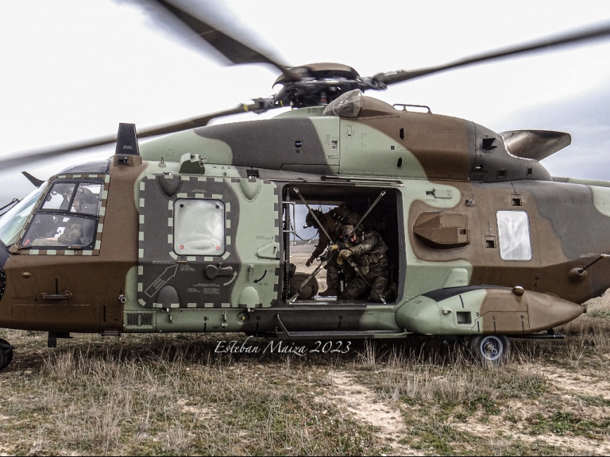 Así se ve desde el exterior el helicóptero con el sistema de anclaje en cruz del rifle de precisión.